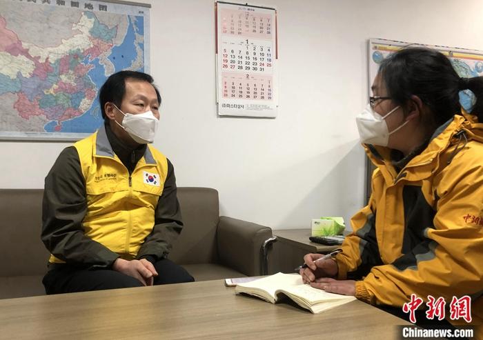 图为2月17日，李光镐(左)接受采访。中新社记者 孙恒业 摄